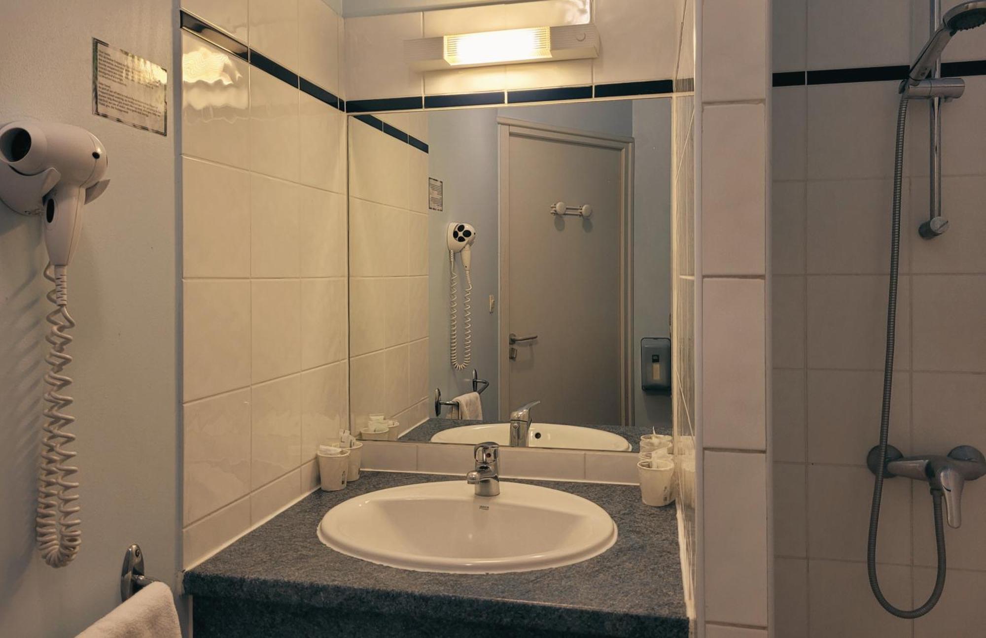 Hotel Restaurant Les Chataigniers Privas Habitación foto